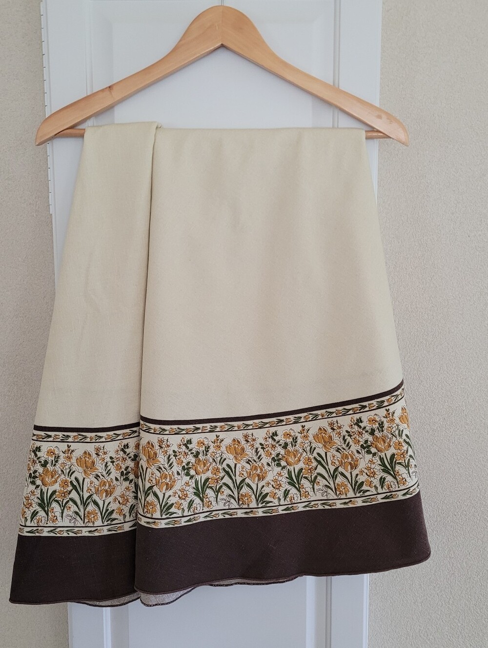 Vintage Tan Yellow Brown Floral Round Tablecloth 69" Diameter